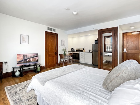 Free WiFi, bed sheets. Quiet Studio on Grand Near Hospitals!