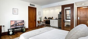 Quiet Studio on Grand Near Hospitals!