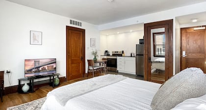 Quiet Studio on Grand Near Hospitals!