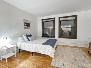 Free WiFi, bed sheets - Quiet 1 Bed Studio Heart of Downtown (Des Moines)