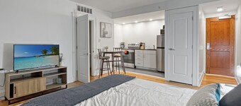 Quiet 1 Bed Studio Heart of Downtown
