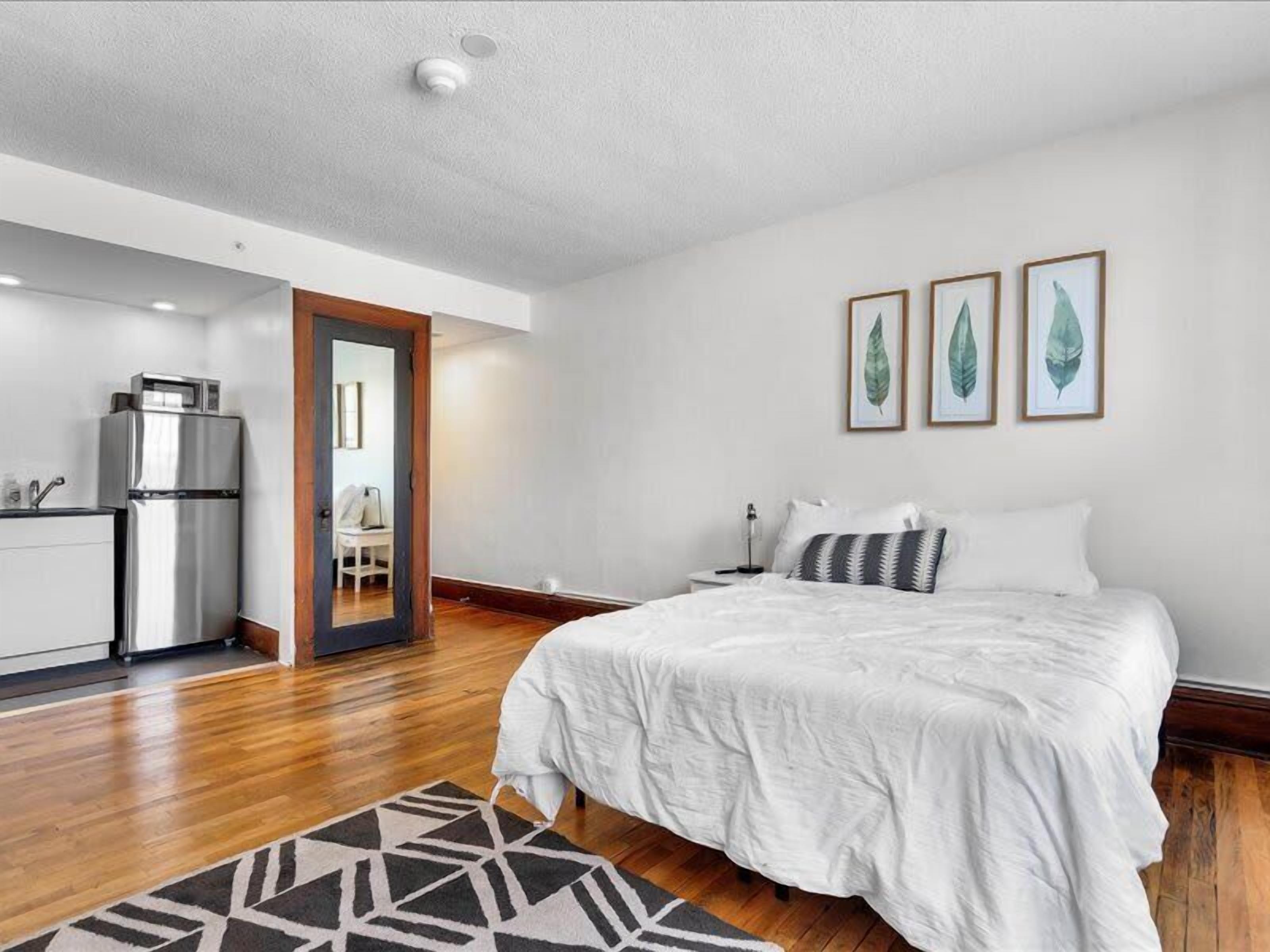 Beautiful 1 Bed on Grand near Hospitals!