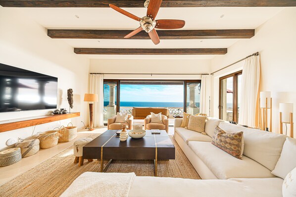 TV connectée, livres, chaîne hi-fi