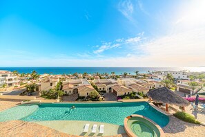 Una piscina al aire libre, una piscina climatizada