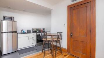 Een koelkast, een magnetron, een oven, een kookplaat