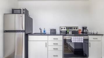 Een koelkast, een magnetron, een oven, een kookplaat