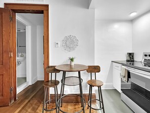 Fridge, microwave, oven, stovetop - Walk to 3 Breweries! 1 Bed Apartment on Grand (Des Moines)