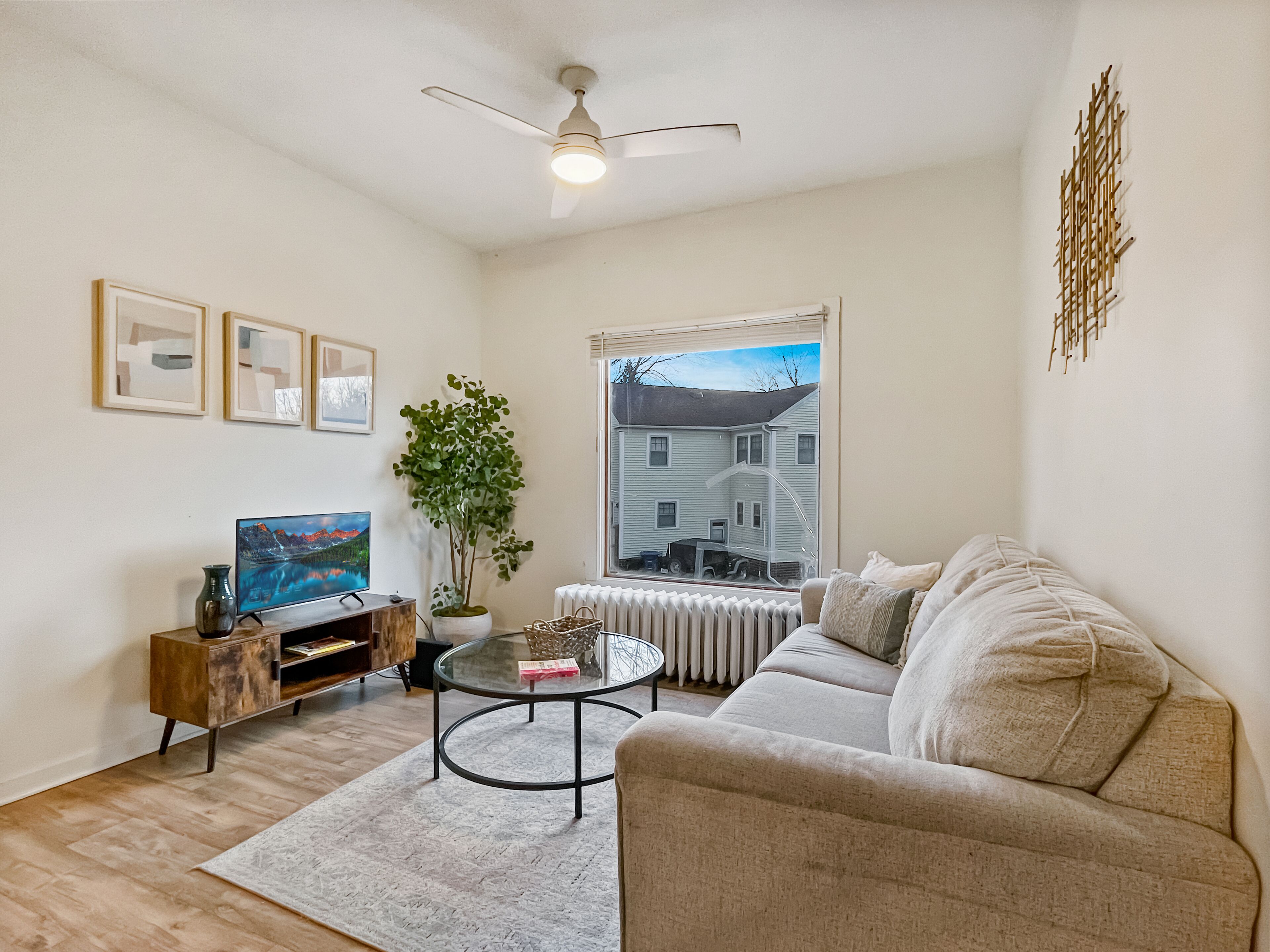Main Level 2 BR Apt Close to Drake