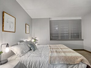 1 bedroom, free WiFi, bed sheets - Downtown 1BR Gem Steps Away from Wells Fargo (Des Moines)