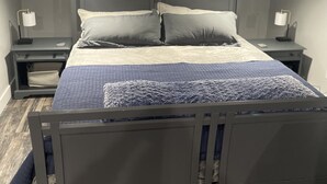 1 soverom, safe på rommet, skrivebord og strykejern/-brett