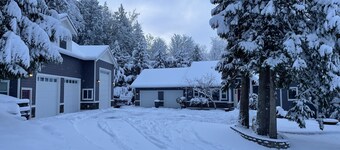 Ride galbraith mountain from your door! Cozy Bellingham studio in the woods.