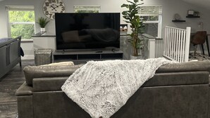Smart-TV, DVD-spiller, bøker og filmbibliotek