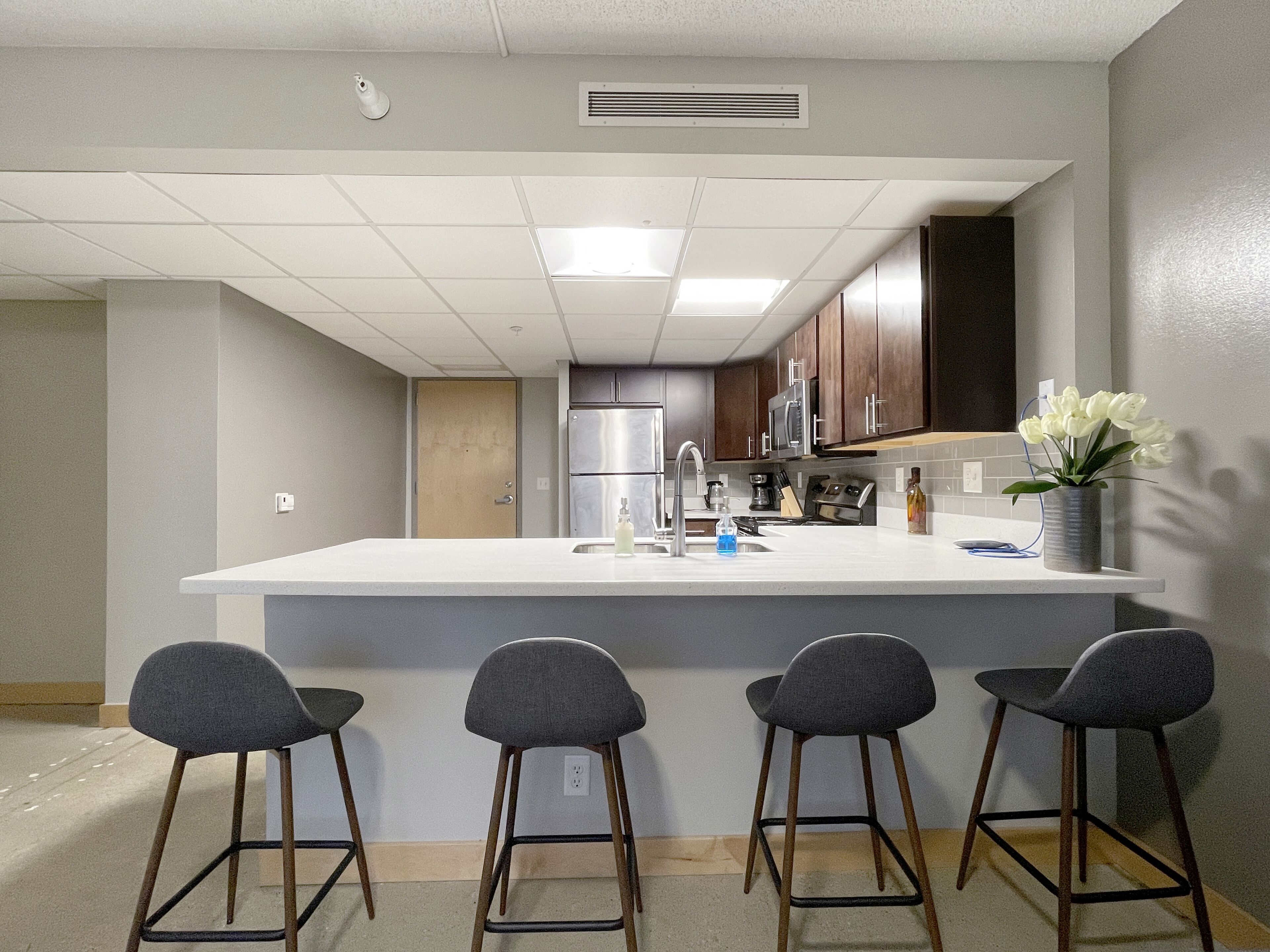 Réfrigérateur, micro-ondes, four, plaque de cuisson