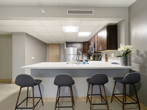 Fridge, microwave, oven, stovetop - 2 BR Short Uber to Dtwn Nightlife/Restaurants (Des Moines)