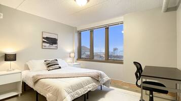 2 多间卧室、办公桌、免费 WiFi、床单