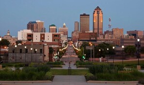 Pool - 2 BR Short Uber to Dtwn Nightlife/Restaurants (Des Moines)