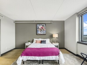 Free WiFi, bed sheets - Modern Studio - walk to Wells Fargo Arena (Des Moines)