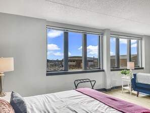 Free WiFi, bed sheets - Modern Studio - walk to Wells Fargo Arena (Des Moines)