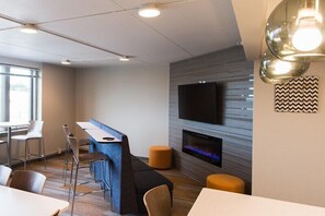 Dining - Modern Studio - walk to Wells Fargo Arena (Des Moines)