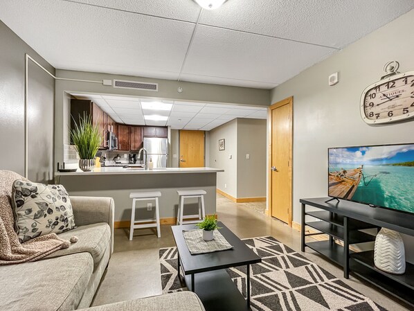 Smart TV - HUGE 2BR Apt Next to Wells Fargo -FREE Parking! (Des Moines)