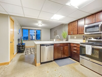 HUGE 2BR Apt Next to Wells Fargo -FREE Parking!