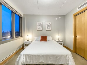 2 bedrooms, desk, free WiFi, bed sheets - HUGE 2BR Apt Next to Wells Fargo -FREE Parking! (Des Moines)