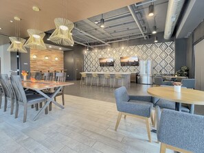 Dining - 2BR 2 BA Apt Downtown w/Hot Tub & Amenities! (Des Moines)