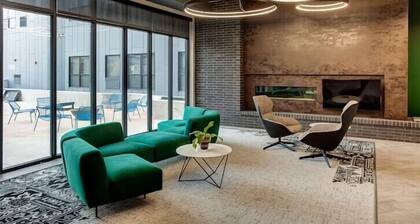 2BR 2 BA Apt Downtown w/Hot Tub & Amenities!