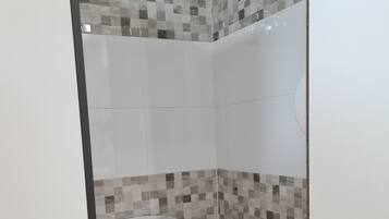 Eenvoudige slaapzaal | Badkamer | Een haardroger