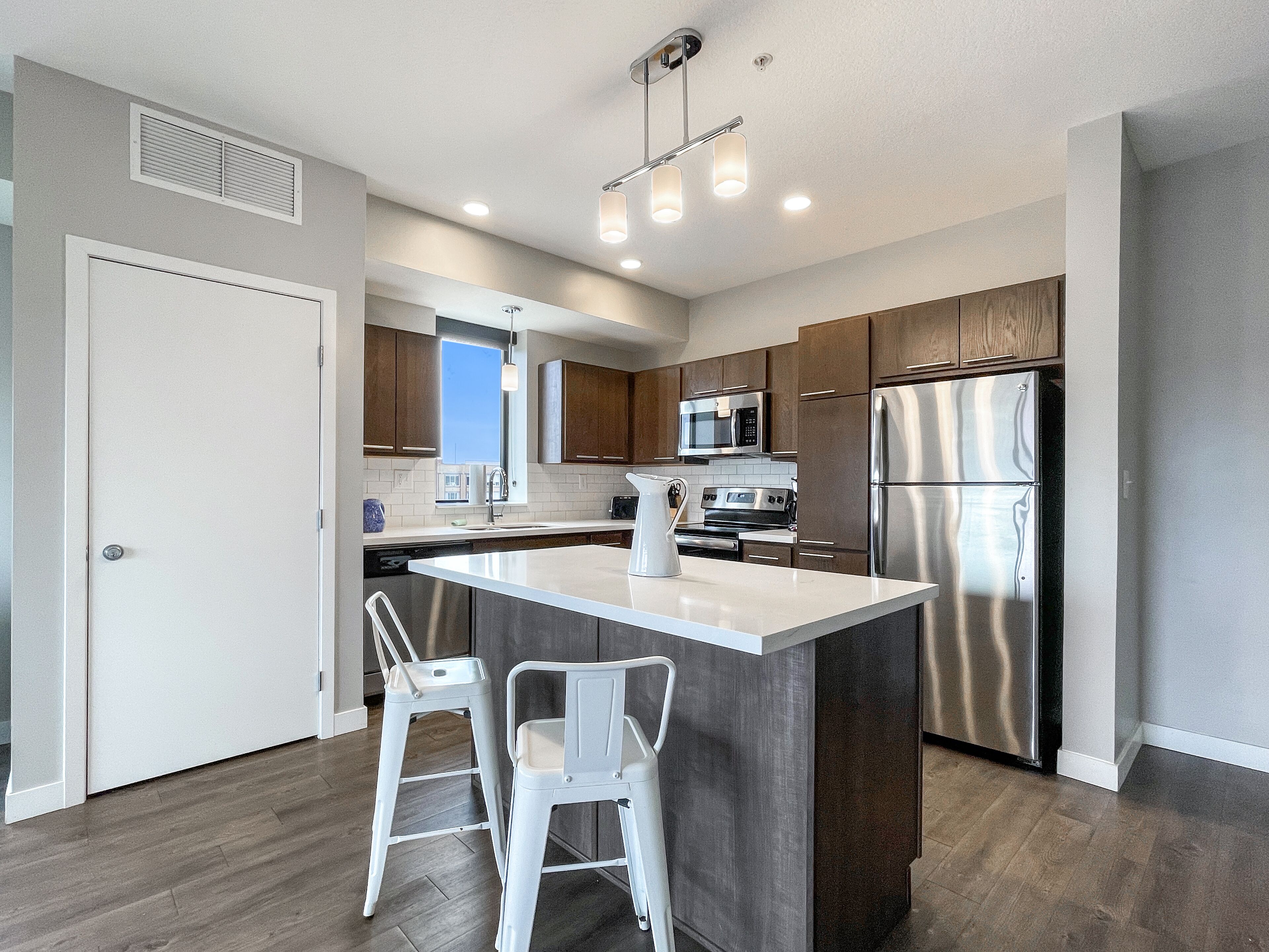 Frigorífico, microondas, horno y placa de cocina