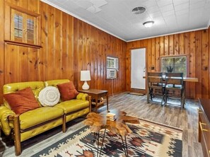 TV - 1BR Residence With Vast Backyard (Des Moines)