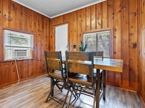 Dining - 1BR Residence With Vast Backyard (Des Moines)