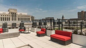 A rooftop terrace with outdoor seating and a view of a cityscape. - Beautiful 2BR/2BA in Bldg connected to Skywalk (Des Moines)