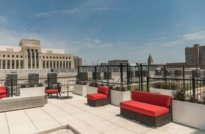 Beautiful 2BR/2BA in Bldg connected to Skywalk