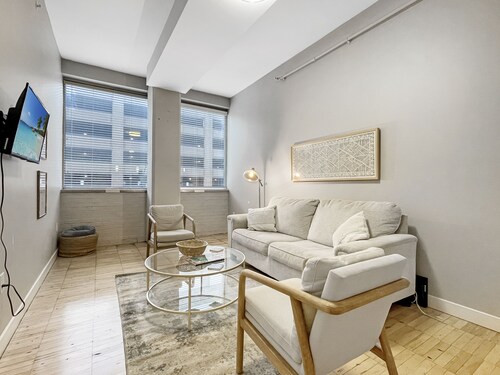 Beautiful 2BR/2BA in Bldg connected to Skywalk