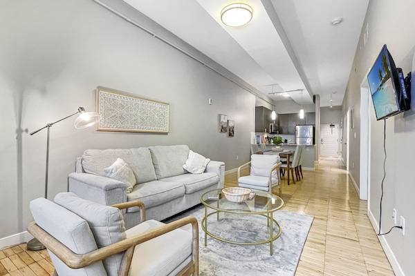 Gorgeous open concept industrial style 2 BR apartment in the heart of DSM