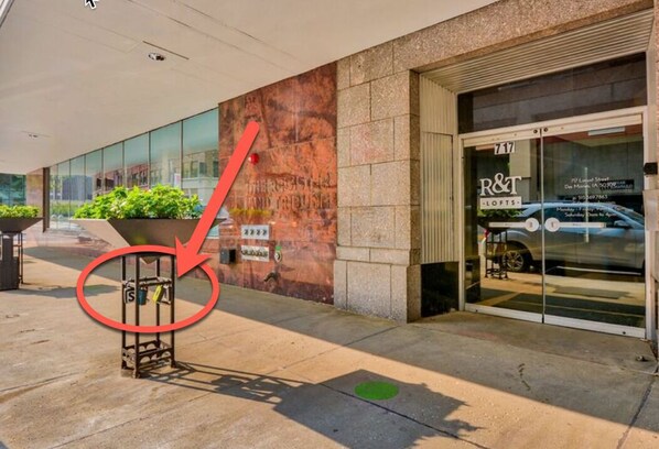 Exterior - 1 BR - 8 min walk to Court Ave District Downtown (Des Moines)