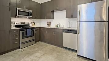 Kjøleskap, mikrobølgeovn, ovn og kokeplater