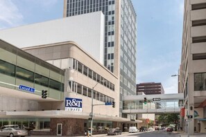 Exterior - Large 1 Bed apt in the Heart of Downtown (Des Moines)