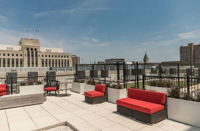 Large 1 Bed apt in the Heart of Downtown