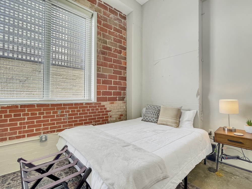 Stunning Downtown Studio with Rooftop Patio Des Moines Vrbo