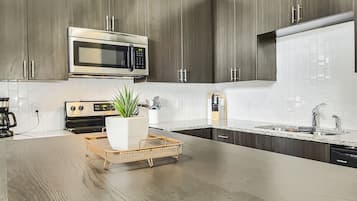 Een koelkast, een magnetron, een oven, een kookplaat