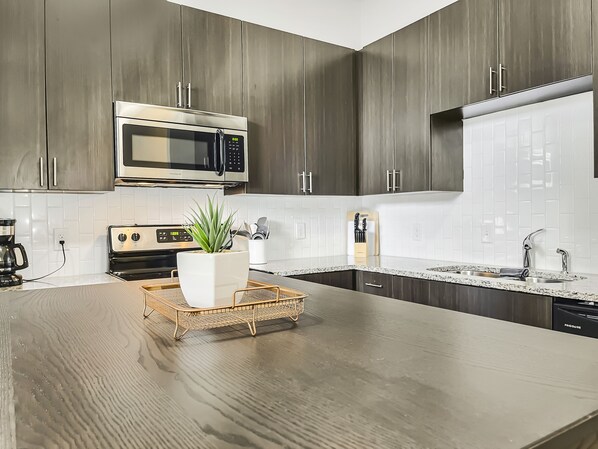 Geladeira, micro-ondas, fogão, cooktop