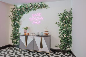 Interior - Alice in Wonderland-17min Disney (Davenport)