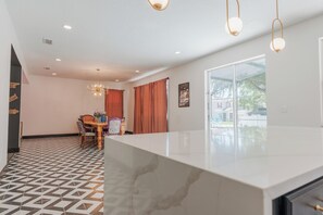 Dining - Alice in Wonderland-17min Disney (Davenport)