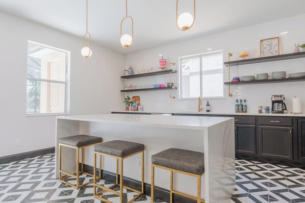 Fridge, microwave, oven, stovetop - Alice in Wonderland-17min Disney (Davenport)