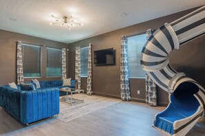 Living area - Alice in Wonderland-17min Disney (Davenport)