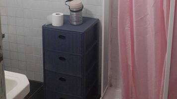 Dusche, Bidet, Handtücher, Seife