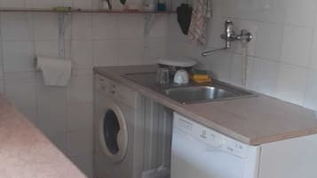 Kühlschrank, Herdplatte, Geschirrspüler, Kochgeschirr/Geschirr/Besteck