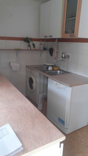 Fridge, stovetop, dishwasher, cookware/dishes/utensils